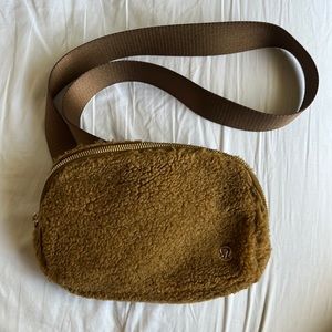 Lululemon Everywhere Belt Bag 1L in Burnt Caramel Fleece